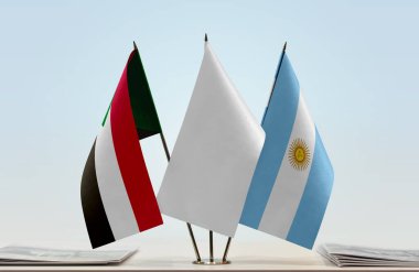 Arjantin ve Sudan bayrakları tezgahta.   