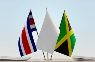 Kosta Rika ve beyaz bayraklar kağıtlarla ayakta