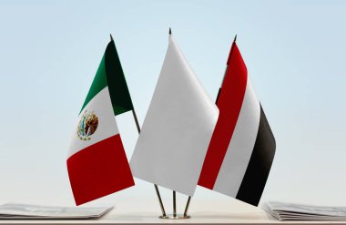 Meksika Yemen ve beyaz bayraklar kağıtlarla ayakta