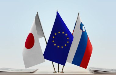 Slovenya ve Japonya belgelerle bayrak salladı   