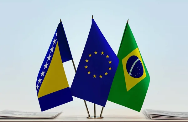 バーレーンとブラジルの旗は紙で立っている — ストック写真