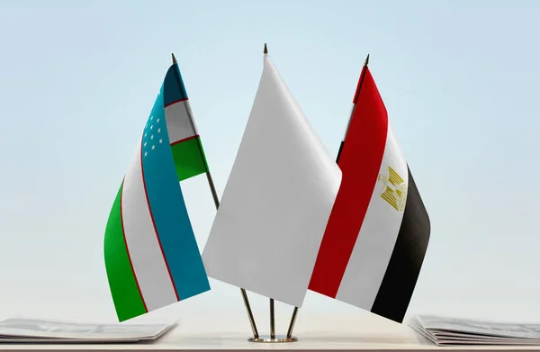 Флаги Узбекистана Египта Стенде Бумагами — стоковое фото