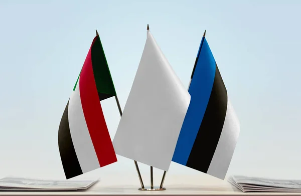 Флаги Эстонии Судана Стенде Бумагами — стоковое фото