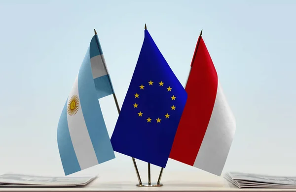 Bandeiras Argentina Mônaco Stand Com Papéis — Fotografia de Stock