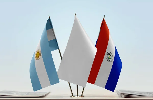 Argentina Paraguay Och Vita Flaggor Monter Med Papper — Stockfoto