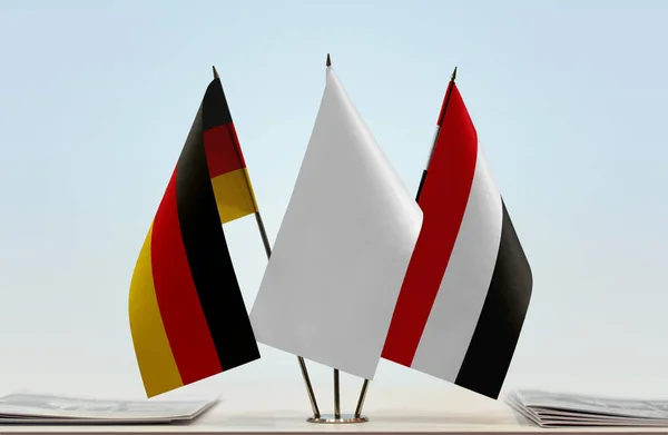 Yémen Allemagne Drapeaux Blancs Sur Stand Avec Des Papiers — Photo