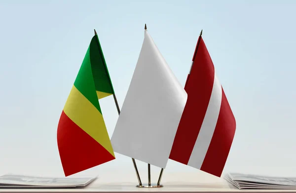 Λετονία Δημοκρατία Του Κονγκό Και Λευκές Σημαίες Ετοιμότητα Χαρτιά — Φωτογραφία Αρχείου