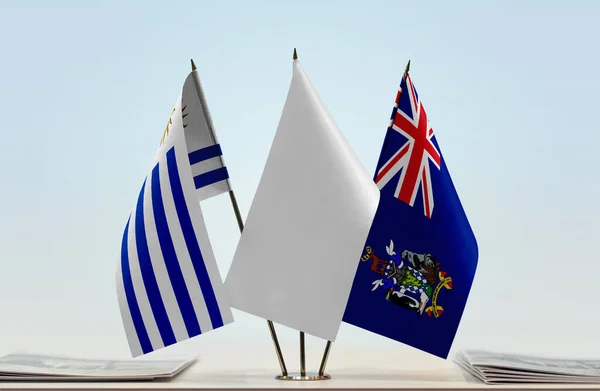 南乔治亚岛 三明治和乌拉圭国旗上架着纸 — 图库照片