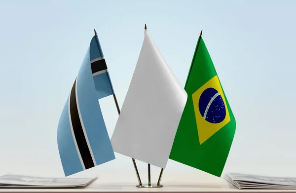 ボツワナとブラジルの旗は紙で立っています — ストック写真