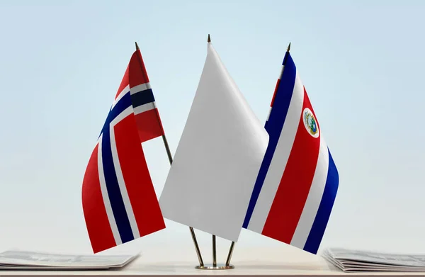 Costa Rica Noorwegen Vlaggen Stand Met Papieren — Stockfoto