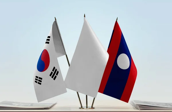 Güney Kore Laos Beyaz Bayraklar Kağıtlarla Ayakta Duruyor — Stok fotoğraf