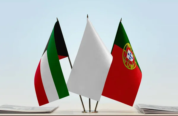 Португалия Кувейт Флаги Стенде Бумагами — стоковое фото