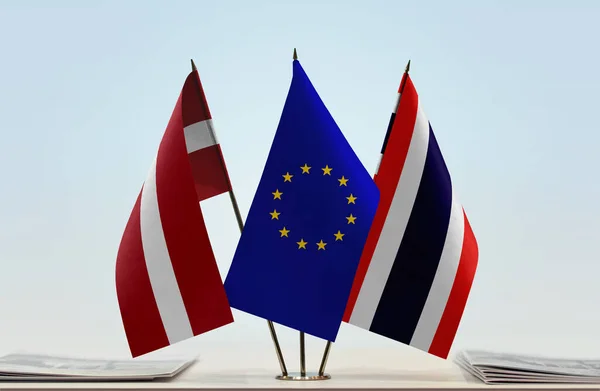 Lettland Thailand Och Flagga Monter Med Papper — Stockfoto