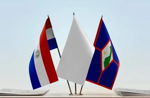 Banderas Paraguay Stand Con Papeles — Foto de Stock