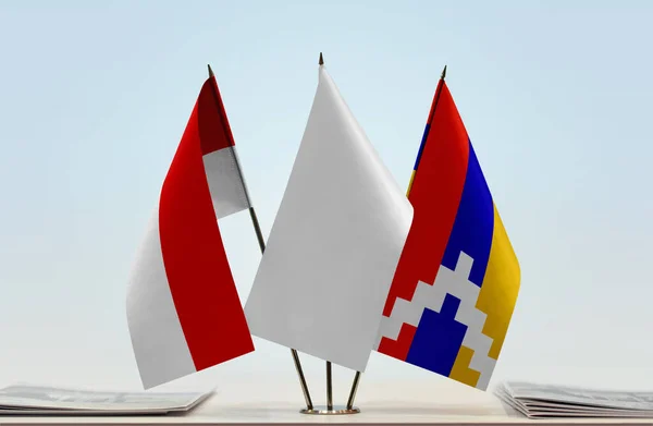 Indonezja Górski Karabach Białe Flagi Stoisku Gazetami Stole — Zdjęcie stockowe