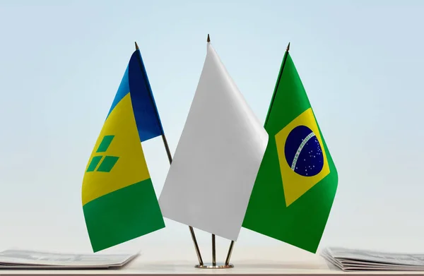 载有文件的圣文森特和格林纳丁斯及巴西国旗摆在讲台上 — 图库照片