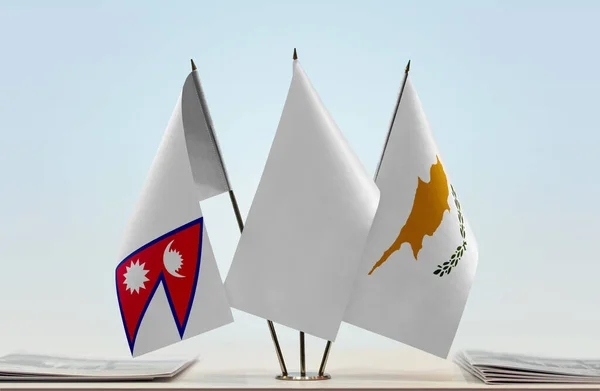 Népal Chypre Drapeaux Blancs Sur Stand Avec Des Papiers — Photo