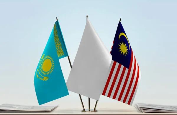 Kazakstan Malaysia Och Vita Flaggor Monter Med Papper — Stockfoto