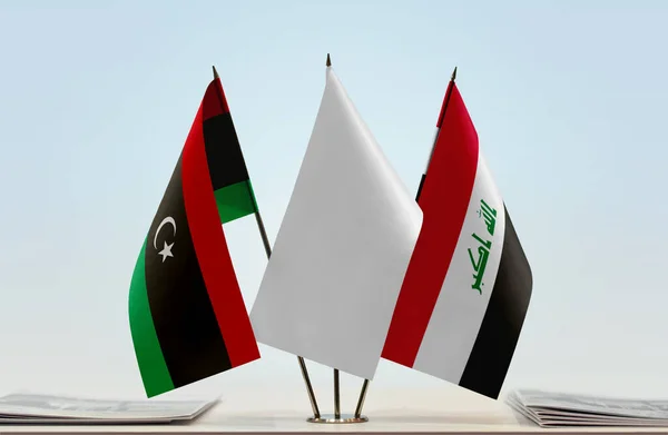 Ливия Ирак Белые Флаги Трибуне Бумагами — стоковое фото