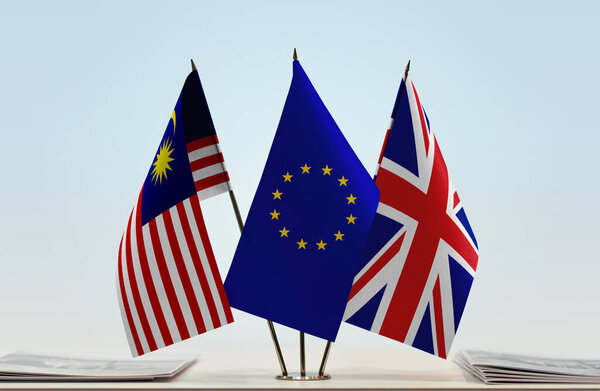 Малайзия Великобритания и флаг ЕС на трибуне с бумагами