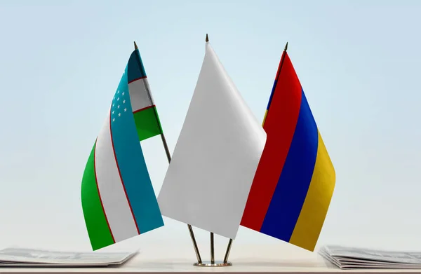 Uzbekistán Banderas Stand Con Papeles —  Fotos de Stock