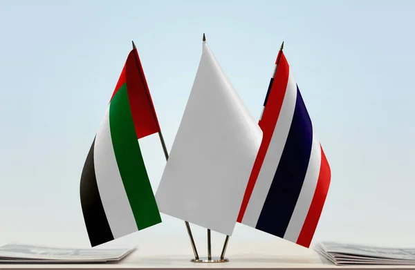 Флаги Объединенных Арабских Эмиратов Стенде Бумагами — стоковое фото
