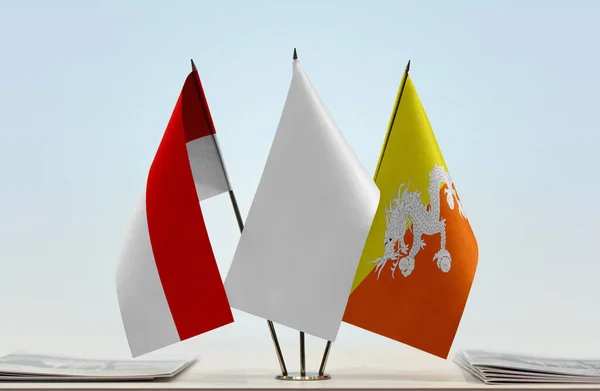 Indonezja Bhutan Białe Flagi Stoisku Gazetami Stole — Zdjęcie stockowe