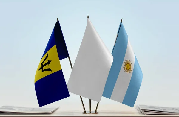 Barbados Argentina Witte Vlaggen Standaard Met Papieren — Stockfoto