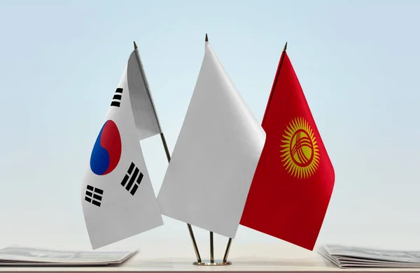 Güney Kore Kırgızistan Beyaz Bayraklar Kağıtlarla Ayakta Duruyor — Stok fotoğraf