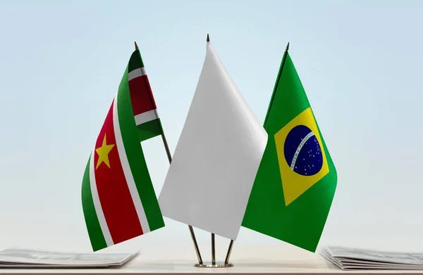 Σουρινάμ Και Βραζιλία Σημαίες Στο Περίπτερο Χαρτιά — Φωτογραφία Αρχείου