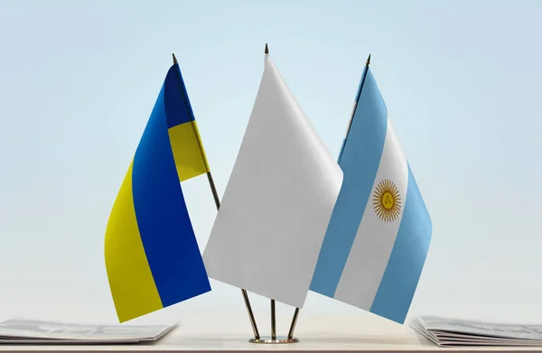 Argentina Ukraina Och Vita Flaggor Monter Med Tidningar Bordet — Stockfoto