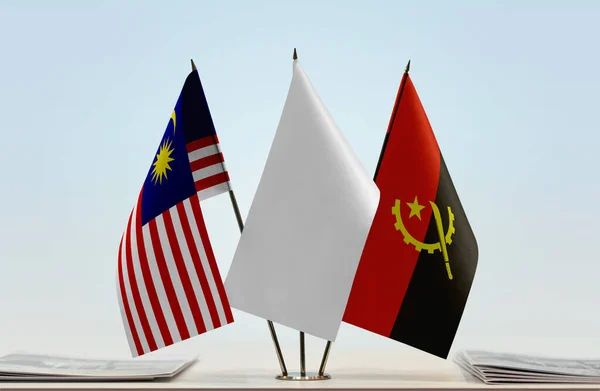 Angola Malaysia Och Vita Flaggor Monter Med Papper — Stockfoto