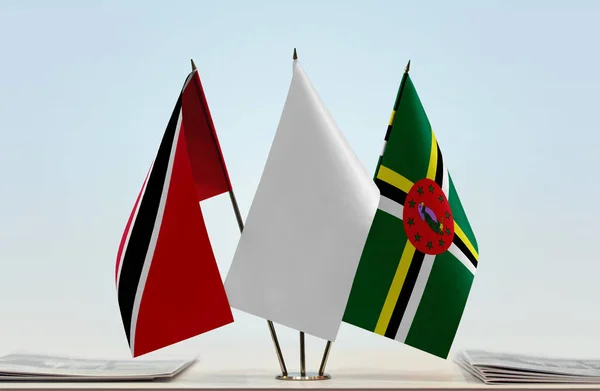 Dominica Flaggor Monter Med Papper — Stockfoto