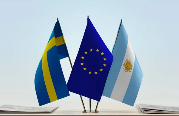 Suécia Argentina Bandeira Stand Com Papéis — Fotografia de Stock