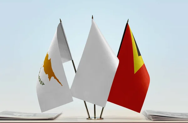 Chypre Timor Oriental Drapeaux Blancs Sur Stand Avec Des Papiers — Photo