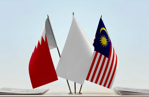 Bahrain Malaysia Och Vita Flaggor Monter Med Papper — Stockfoto