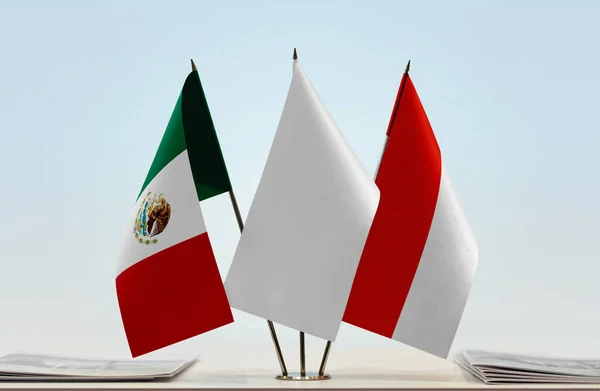 Мексика Индонезия Белые Флаги Стенде Бумагами — стоковое фото