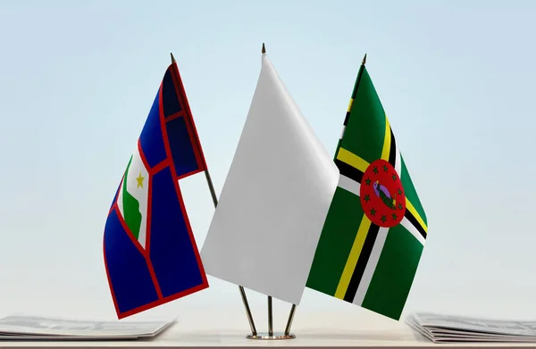 Прапори Домініки Стоять Паперами — стокове фото