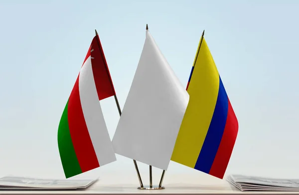 Kolumbien Oman Flaggen Stand Mit Papieren — Stockfoto