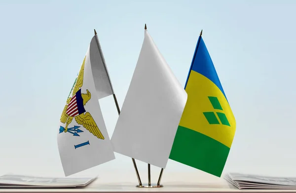 美属维尔京群岛圣文森特和格林纳丁斯和白旗上架有文件 — 图库照片