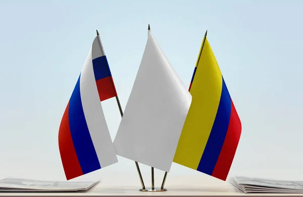 Russie Colombie Drapeaux Blancs Sur Stand Avec Des Papiers — Photo
