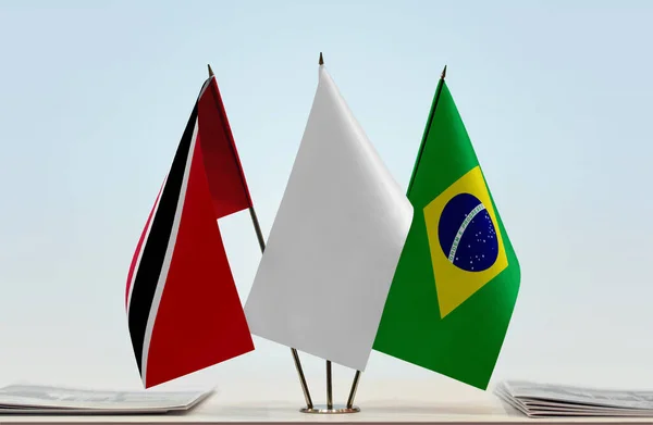Trinidad Och Tobago Och Brasilien Flaggor Monter Med Papper — Stockfoto