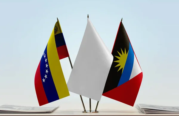 Βενεζουέλα Αντίγκουα Και Μπαρμπούντα Και Λευκές Σημαίες Στέκονται Όρθιες Χαρτιά — Φωτογραφία Αρχείου