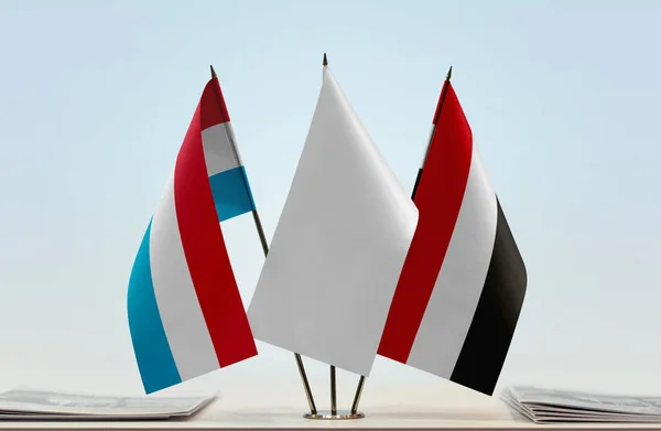 Drapeaux Luxembourg Yémen Debout Avec Des Papiers — Photo
