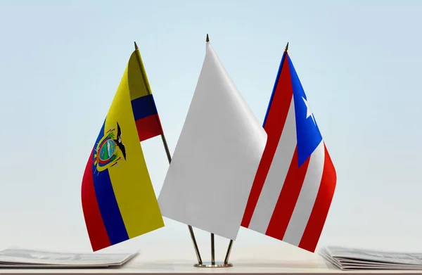 Ecuador Puerto Rico Banderas Blancas Stand Con Papeles — Foto de Stock