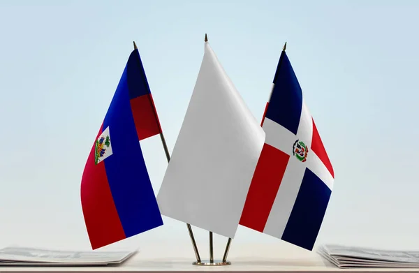 Haití Banderas Blancas Stand Con Papeles — Foto de Stock