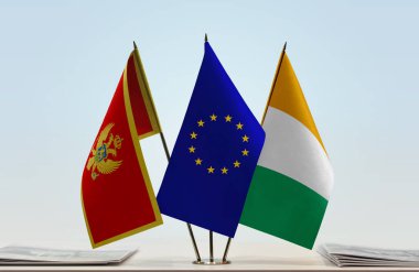 Karadağ Fildişi Sahilleri ve eu bayrakları kağıtlarla ayakta