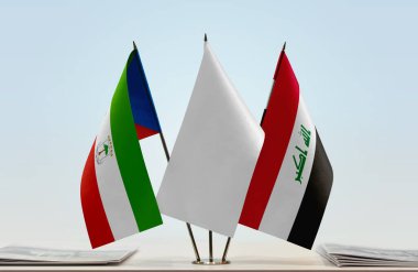 Ekvator Ginesi Irak ve evraklarla birlikte beyaz bayraklar