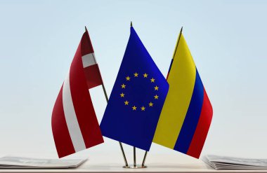 Letonya Kolombiya ve eu bayrağı kağıtlarla birlikte duruyor