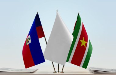 Haiti ve beyaz bayraklar kağıtlarla ayakta 